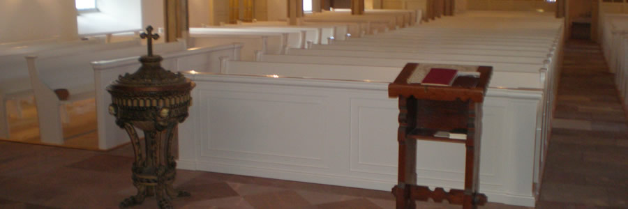 Kirchenbänke und Kirchentür